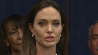 Angelina Jolie weint