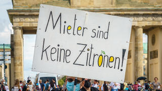 Berlin, wegen anhaltender Probleme mit den Mietpreisen demonstrieren ca. 20.000 Menschen
