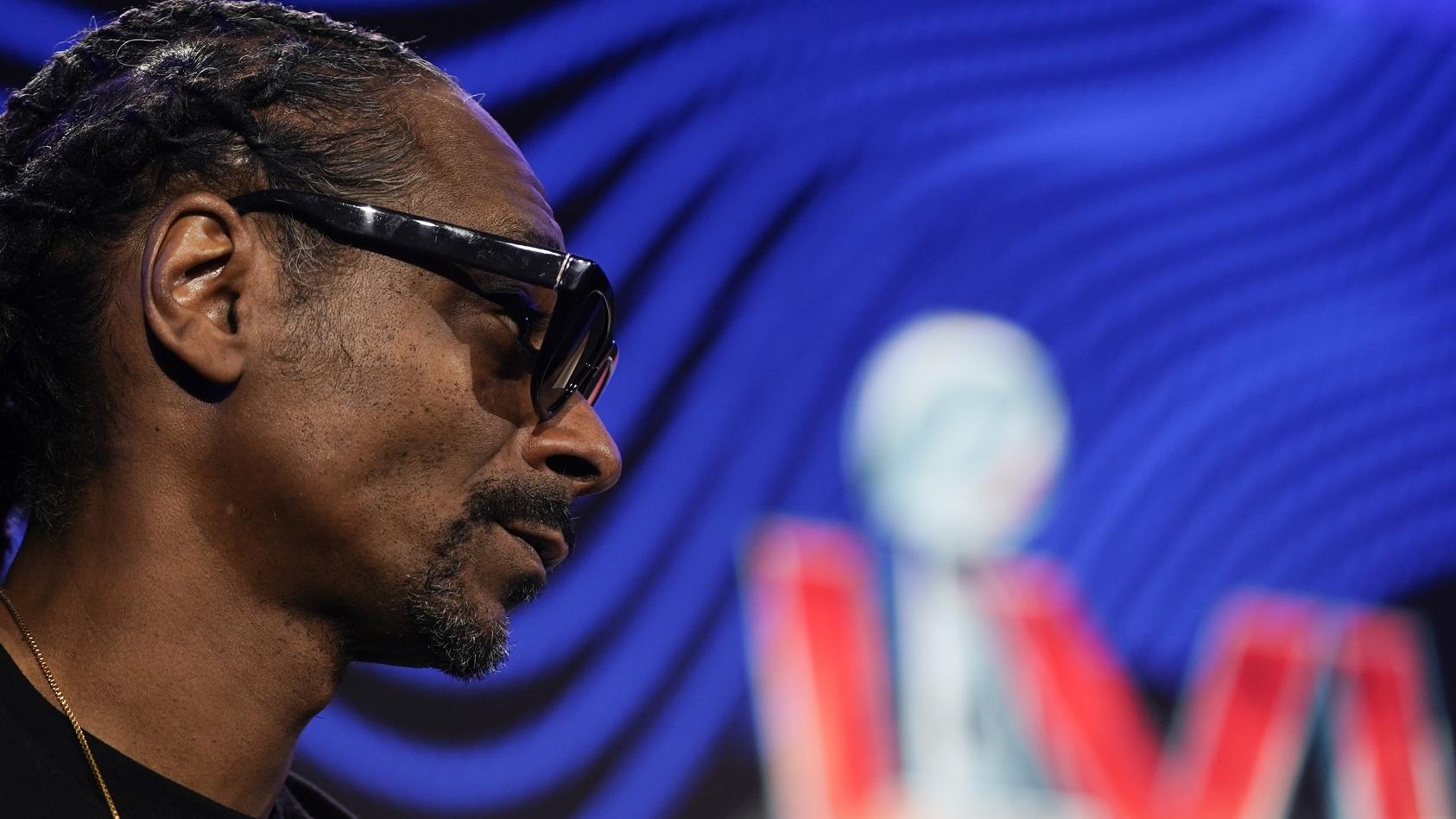 Snoop Dogg tritt beim Super Bowl auf.