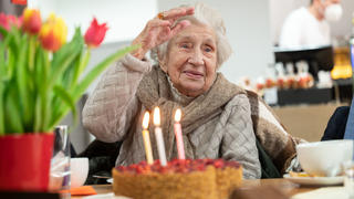 13.02.2022, Baden-Württemberg, Stuttgart: Mina Hehn feiert in einem Cafe ihren 109. Geburtstag. Die Uroma hatte über Weihnachten eine schwere Covid-19-Erkrankung überstanden. (zu dpa ·«Fast ein Wunder»: Uroma Mina übersteht Corona und wird 109·) Foto: Marijan Murat/dpa +++ dpa-Bildfunk +++