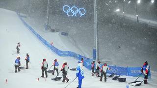  BEIJING WINTER OLYMPICS 2022, Course workers attempt ot clear the run ins as heavy snow falls ahead of the Womens Freestyle Aerials competition, which was subsequently postponed due to bad weather, during the 2022 Beijing Winter Olympic Games, Olympische Spiele, Olympia, OS at the Genting Snow Park in Beijing, China, Sunday, February 13, 2022.  ACHTUNG: NUR REDAKTIONELLE NUTZUNG, KEINE ARCHIVIERUNG UND KEINE BUCHNUTZUNG BEIJING HEBEI CHINA PUBLICATIONxINxGERxSUIxAUTxONLY Copyright: xDANxHIMBRECHTSx 20220213001623189705