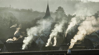  Rauchende Schornsteine, Oberstenfeld, Baden-Württemberg, Deutschland, Europa *** Smoking chimneys, Oberstenfeld, Baden Württemberg, Germany, Europe