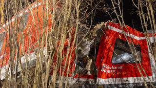 14.02.2022, Bayern, Schäftlarn: Die beiden beschädigten S-Bahn-Züge sind nach einem Zusammenstoß zweier S-Bahnen an der Unfallstelle zu sehen. Beim Zusammenstoß zweier S-Bahnen im Landkreis München sind am Montag ein Mensch getötet und mehr als zehn verletzt worden. Es habe eine niedrige zweistellige Zahl an Verletzten gegeben, berichtete ein Sprecher des Münchner Polizeipräsidiums. Foto: Lennart Preiss/dpa +++ dpa-Bildfunk +++