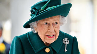 ARCHIV - 02.10.2021, Großbritannien, Edinburgh: Königin Elizabeth II. trifft im schottischen Parlament ein. In Großbritannien wird das Thronjubiläum der Königin in diesem Jahr groß gefeiert. (zu dpa "Thronjubiläum der Queen  - «Es geht ihr sehr gut»") Foto: Jeff J Mitchell/PA Wire/dpa +++ dpa-Bildfunk +++