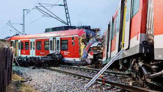 15.02.2022, Bayern, Schäftlarn: Zwei aufeinander geprallte S-Bahnen stehen an der Unfallstelle in der Nähe des Bahnhofes Ebenhausen-Schäftlarn. Bei dem Frontalzusammenstoß zweier S-Bahnen im Landkreis München sind am Montag (14.02.2022) ein Mensch getötet und 18 verletzt worden. Foto: Matthias Balk/dpa +++ dpa-Bildfunk +++