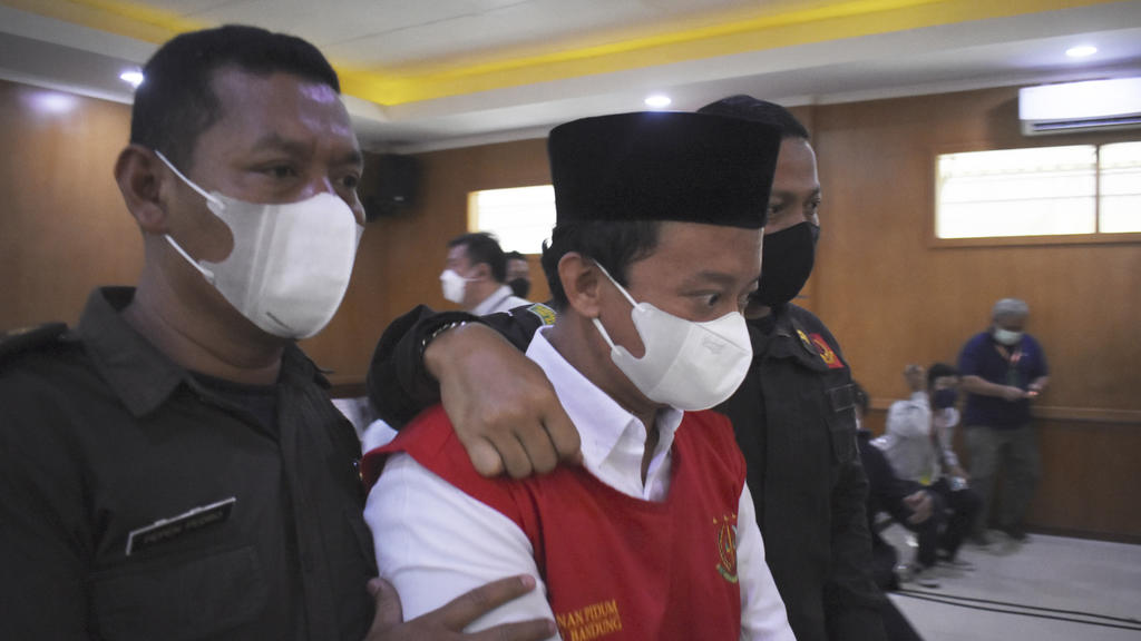 Dua petugas polisi dibawa ke ruang sidang - Heri Werawan