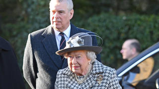 ARCHIV - 19.01.2020, Großbritannien, Hillington: Die britische Königin Elizabeth II. trifft in Begleitung ihres Sohnes, Prinz Andrew zum Sonntagsgottesdienst an der Kirche St. Mary the Virgin ein. Der Herzog von York wird am 19.02.2022 62 Jahre alt. Foto: Joe Giddens/PA Wire/dpa +++ dpa-Bildfunk +++