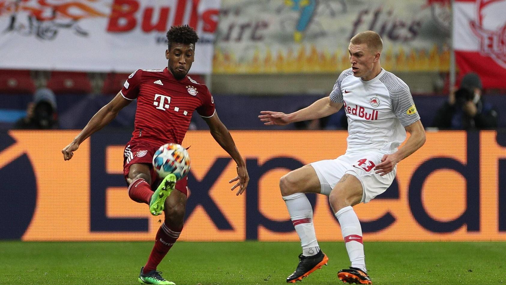  l-r: im Zweikampf, Aktion, mit Kingsley Coman 11 FC Bayern Muenchen und Rasmus Kristensen 43 FC Red Bull Salzburg, FC Red Bull Salzburg vs. FC Bayern Muenchen, Champions League, Achtelfinale, 16.02.2022 Salzburg Salzburg Oesterreich *** l r in duel,