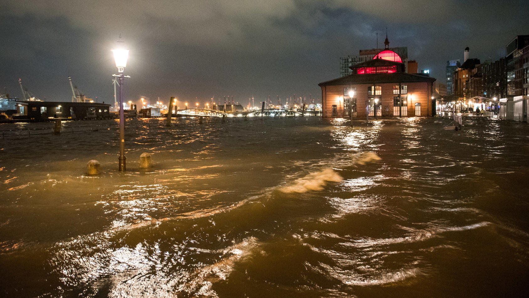 17.02.2022, Hamburg: Der Fischmarkt mit der Fischauktionshalle ist am Morgen während einer Sturmflut beim Hochwasser der Elbe überschwemmt. Der Hamburger Fischmarkt ist am frühen Donnerstagmorgen erneut überflutet worden. «Am Pegel St. Pauli wurde ge