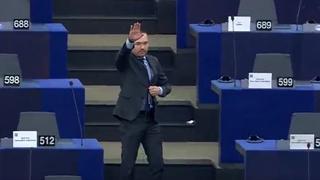 Der rechtskonservative Politiker Angel Dschambaski mit gerecktem Arm im EU-Parlament.