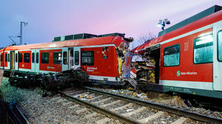 16.02.2022, Bayern, Schäftlarn: Zwei aufeinander geprallten S-Bahnen stehen an der Unfallstelle in der Nähe des Bahnhofes Ebenhausen-Schäftlarn. Beim Zusammenstoß zweier S-Bahnen südlich von München kam am 14. Februar ein Fahrgast ums Leben, 18 Menschen wurden verletzt. Foto: Matthias Balk/dpa +++ dpa-Bildfunk +++