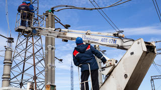 mployees of Luganskiye Elektricheskiye Seti [Lugansk Electrical Services] carry out routine maintenance of a high-voltage power transmission line running from Russia to the Lugansk People's Republic, at the Pobeda [Victory] electrical substation. Ale