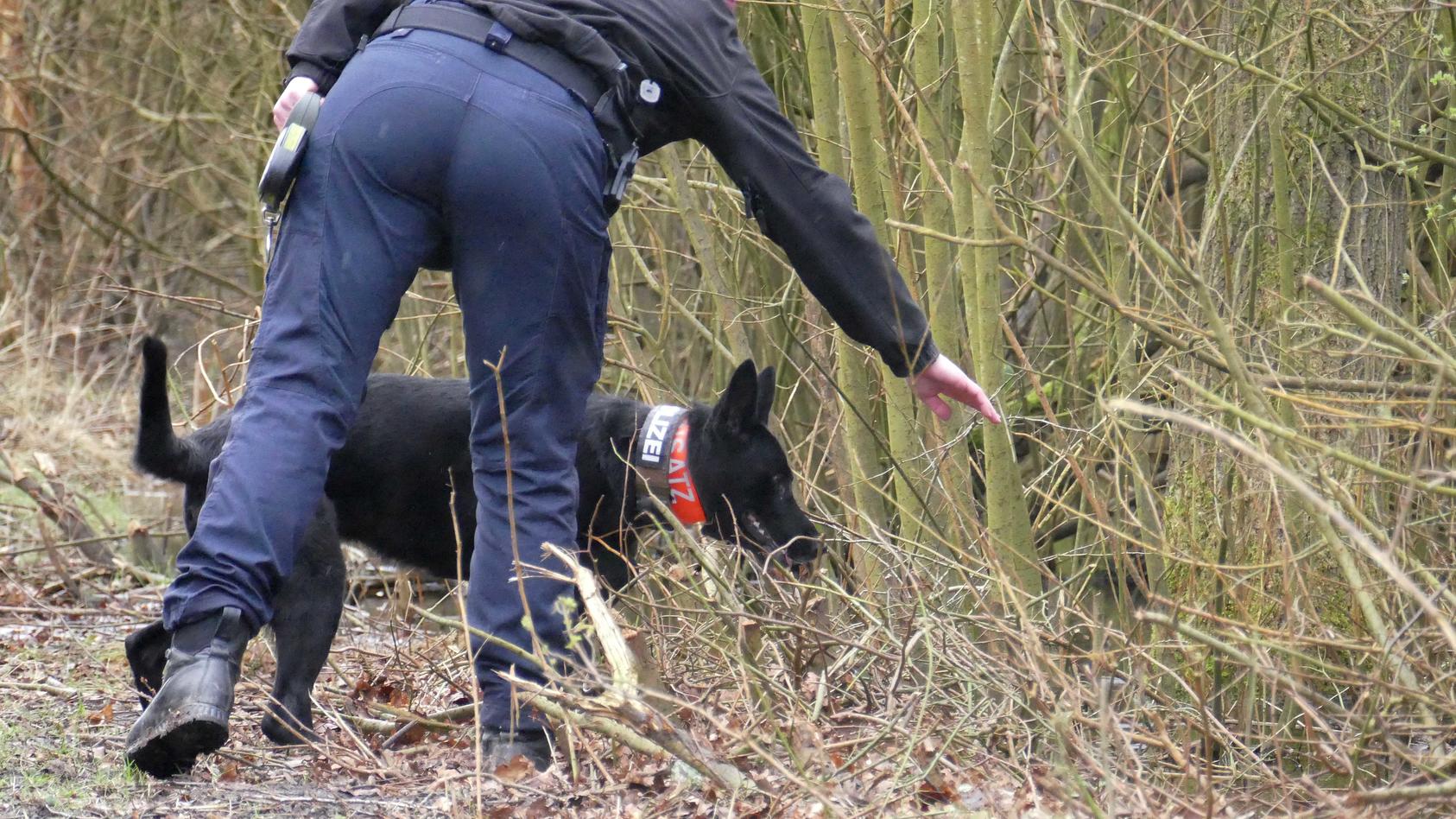 Im Fall der vermissten Ekaterina Baumann aus Bremerhaven-Wulsdorf hat die Ermittlungsgruppe der Polizei heute auf die Hilfe von Suchhunden aus Niedersachsen zurückgegriffen.