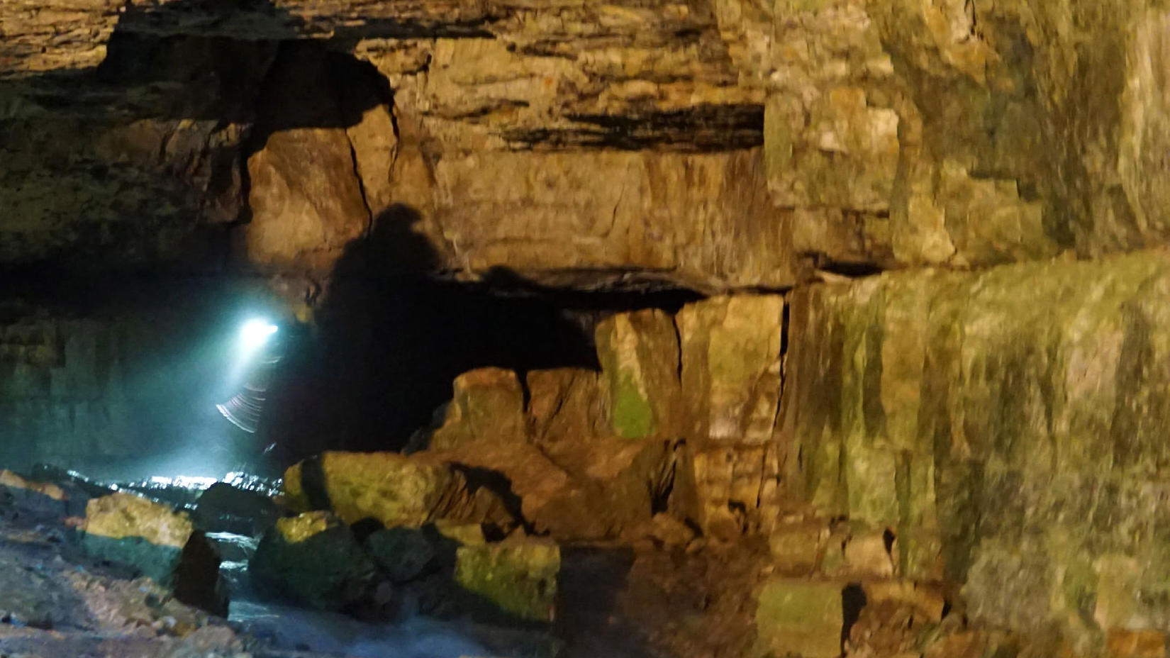 Symbolbild: In der Salzburger Lamprechtsofenhöhle sind derzeit drei Forscher eingeschlossen. Sie wurden offenbar von Schmelzwasser überrascht. 