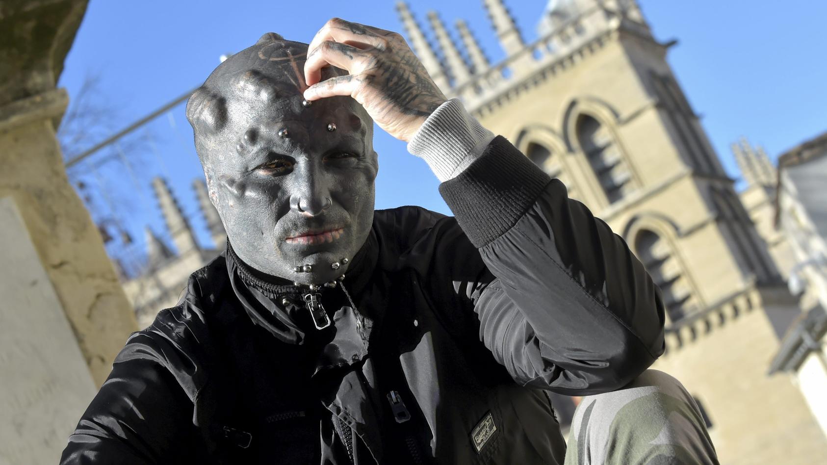 Black Alien: Schriller Tattoo-"Außerirdischer" startet als Versace Black Alien: Schriller Tattoo-"Außerirdischer" startet als Versace