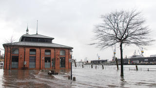 17.02.2022, Hamburg: Der Fischmarkt mit der Fischauktionshalle ist am Nachmittag während einer Sturmflut beim Hochwasser der Elbe überschwemmt. Foto: Daniel Bockwoldt/dpa +++ dpa-Bildfunk +++