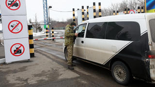  KHARKIV REGION, UKRAINE - FEBRUARY 16, 2022 - A border guard talks to a driver at the Hoptivka checkpoint on the Ukraine-Russia border, Kharkiv Region, northeastern Ukraine. Ukraine-Russia border in Kharkiv Region Copyright: xVyacheslavxMadiyevskyyx