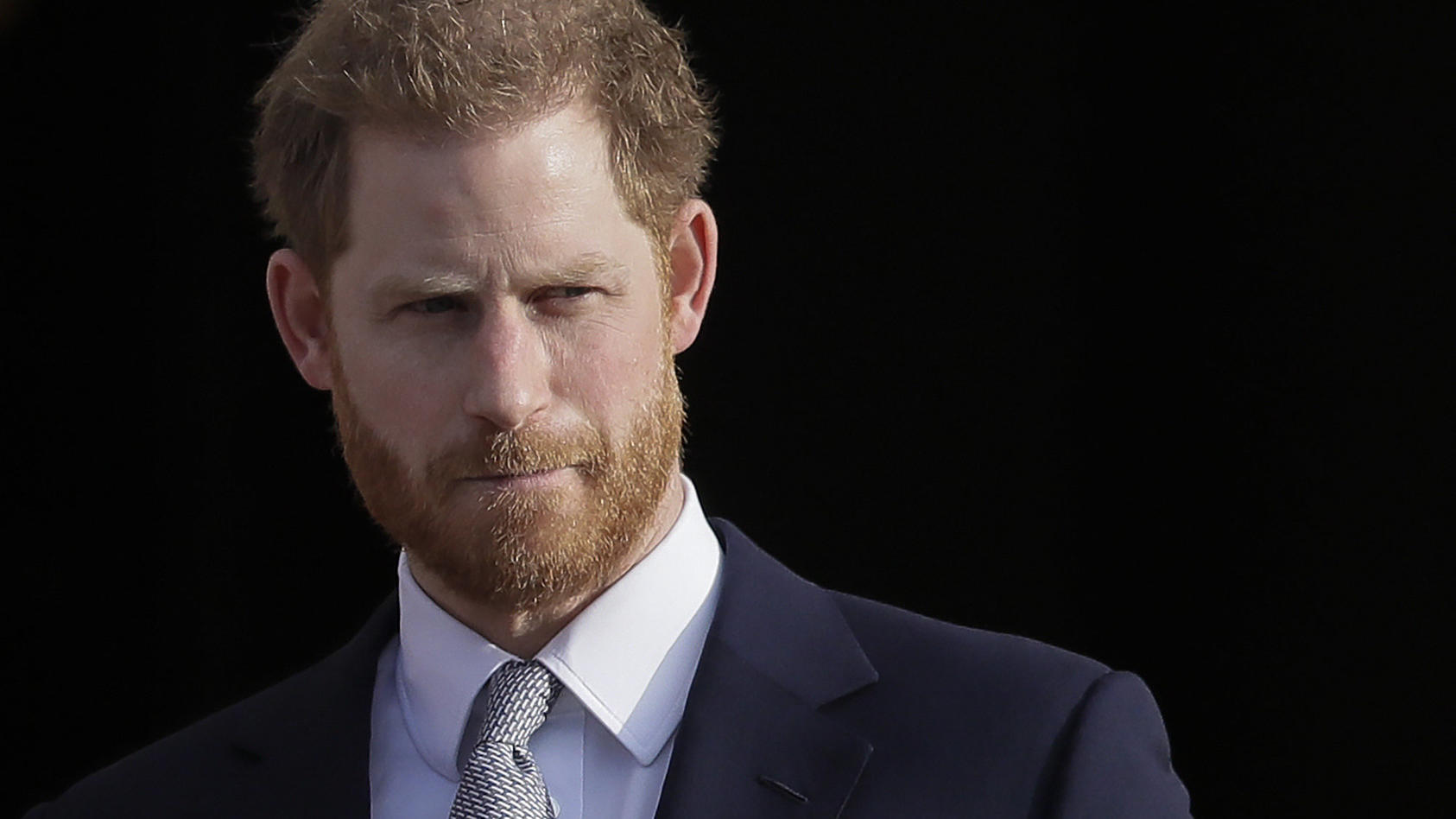 ARCHIV - 16.01.2020, Großbritannien, London: Der britische Prinz Harry steht in den Gärten des Buckingham Palast. Prinz Harry (37) will sich vor Gericht um Polizeischutz für seine Familie bei Besuchen in Großbritannien bemühen. Foto: Kirsty Wiggleswo