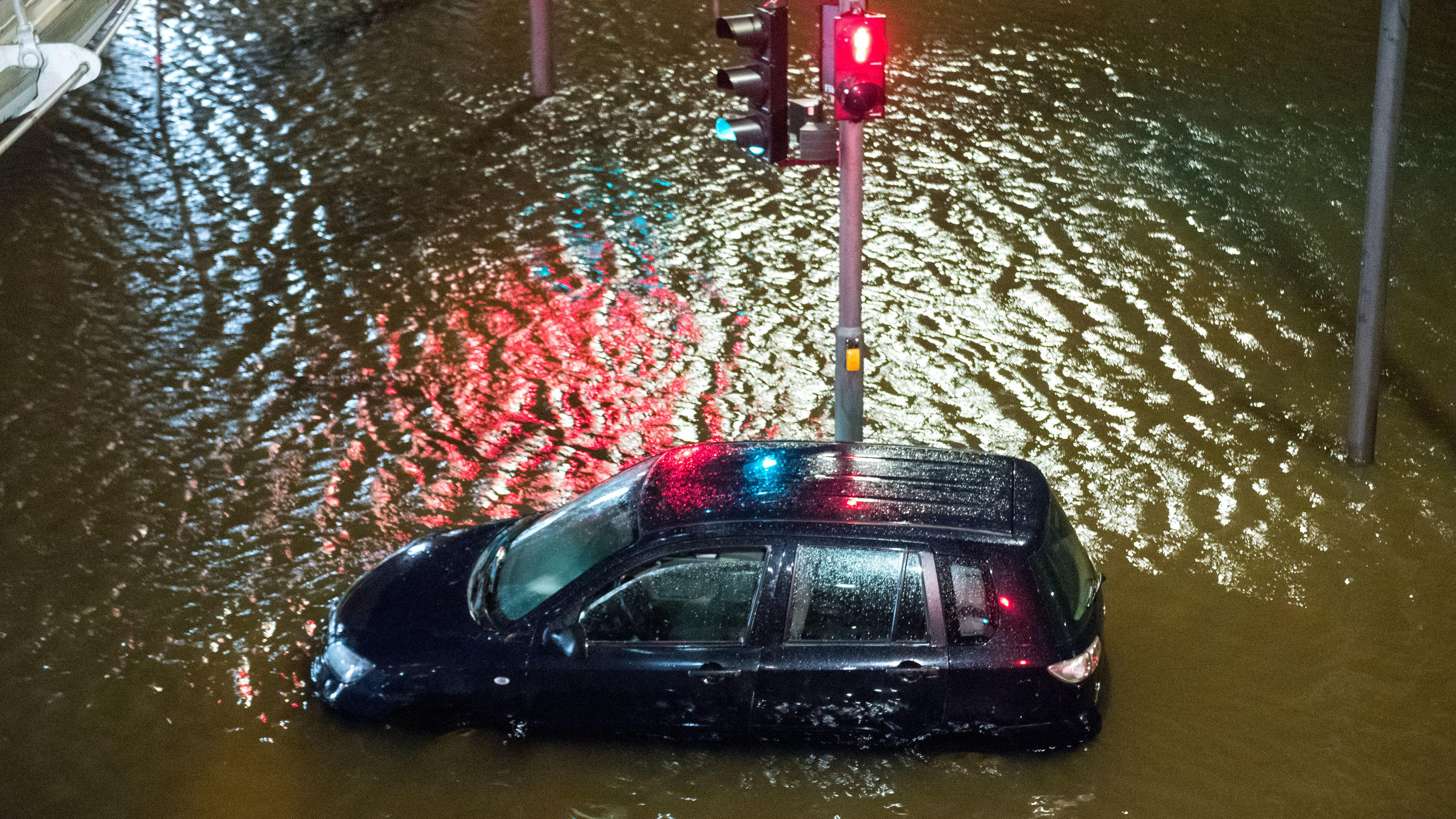Ein Auto steht in der Speicherstadt - eingeschlossen von Wassermassen, die die schwere Sturmflut mit sich brachte. 