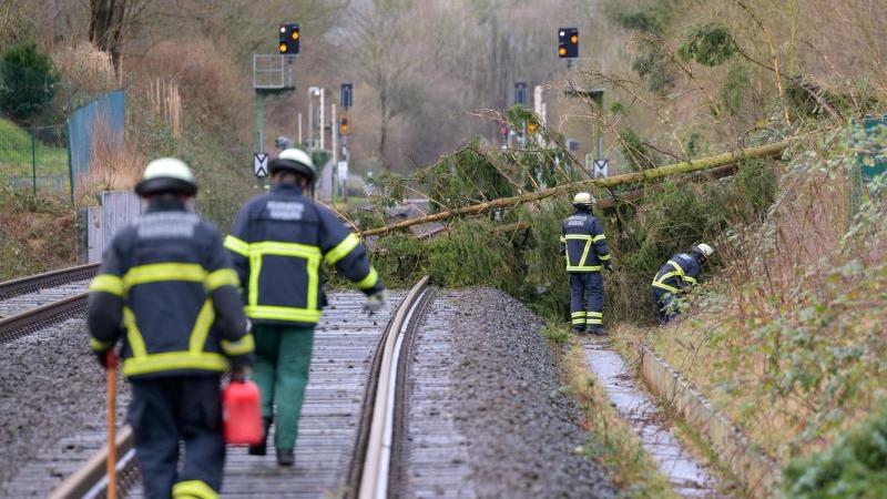 Sturmtief Frederic fegt über Deutschland: Bäume können umstürzen und Bahngleise bloclkieren.