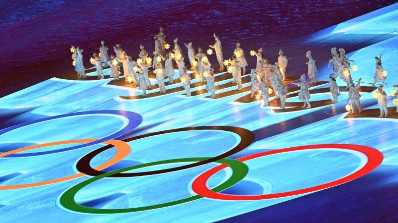die-olympischen-ringe-erstrahlen-wahrend-der-finalen-zeremonie-vor-den-artisten