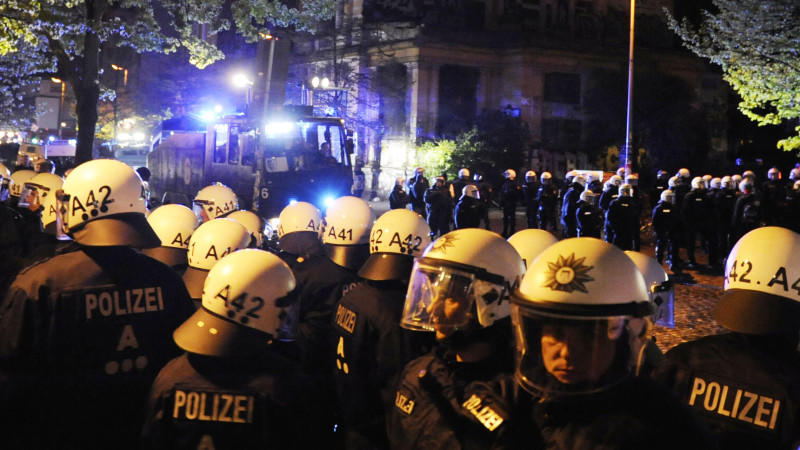 Mai Krawalle In Berlin Und Hamburg Polizei Lost Demo Auf