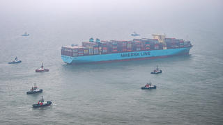 03.02.2022, Niedersachsen, Wangerooge: Die "Mumbai Maersk" liegt umringt von Schleppern in der Nordsee. Das 400 Meter lange Containerschiff hatte sich am Mittwochabend etwa sechs Kilometer n·ördlich der ostfriesischen Insel Wangerooge festgefahren. Es war von Rotterdam unterwegs nach Bremerhaven. Foto: Sina Schuldt/dpa +++ dpa-Bildfunk +++