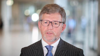  Andrij Melnyk gibt ein Interview im Bundestag Andrij Melnyk Ukrainischer Botschafter in Deutschland während eines Interviews am Rande der Sitzung des Deutschen Bundestags am 17.02.2022 in Berlin. Berlin Bundestag Berlin Deutschland