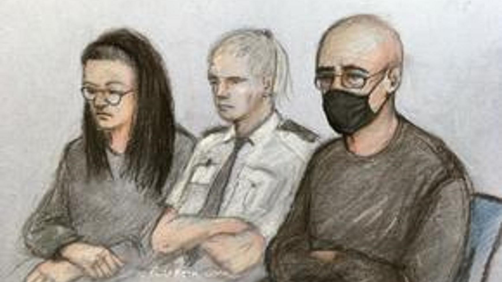 Angharad Williamson und John Cole sitzen als Skizze neben einer Polizistin.