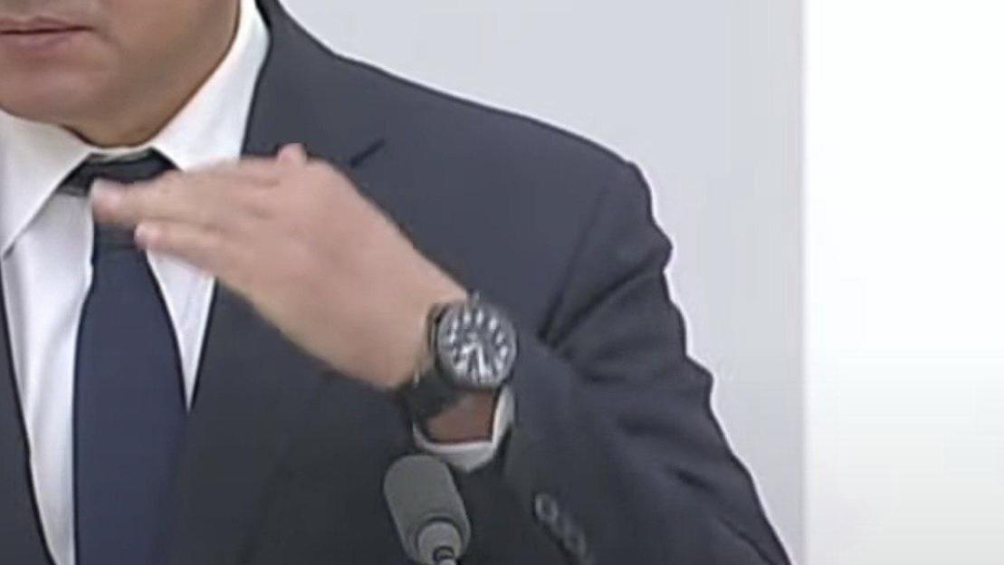 Auch diese Armbanduhr ist verräterisch