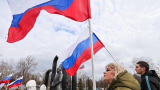  DONETSK, DONETSK PEOPLE S REPUBLIC, RUSSIA - FEBRUARY 22, 2022: Donetsk residents celebrate the recognition of the Donetsk People s Republic by Russia. The heads of the Donetsk and Lugansk People s Republics asked Russian President Putin to recognize the republics independence on February 21, 2022. The Russian president signed decrees recognizing independence of the Donetsk and Lugansk People s Republics and friendship, cooperation and mutual assistance agreements with the heads of the republics on February 21, 2022. Alexander Ryumin/TASS PUBLICATIONxINxGERxAUTxONLY TS124F03