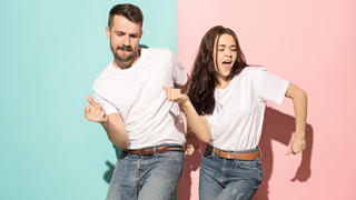 Frau und Mann in Jeans und T-Shirt.
