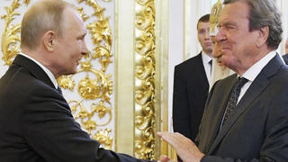 ARCHIV - 07.05.2018, Russland, Moskau: Gerhard Schröder (r), ehemaliger deutscher Bundeskanzler, gibt Wladimir Putin (l), Präsident von Russland, bei dessen Amtseinführung im Kreml die Hand. (zu dpa: «(zu dpa: «Kritik an Schröders Engagement für Russlands Gas reißt nicht ab»)») Foto: Alexei Druzhinin/POOL SPUTNIK KREMLIN/AP/dpa +++ dpa-Bildfunk +++
