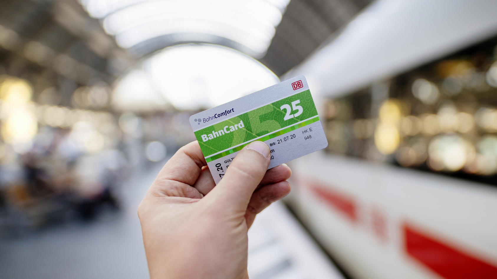 Coronakrise im Reiseverkehr: Immer weniger Kunden wollen 2020 eine Bahncard. Insgesamt verlor die Bahn laut Bilanz fÃ¼r den Fernverkehr 42 Prozent aller FahrgÃ¤ste. (Themenbild, Symbolbild) Frankfurt, 14.11.2020
