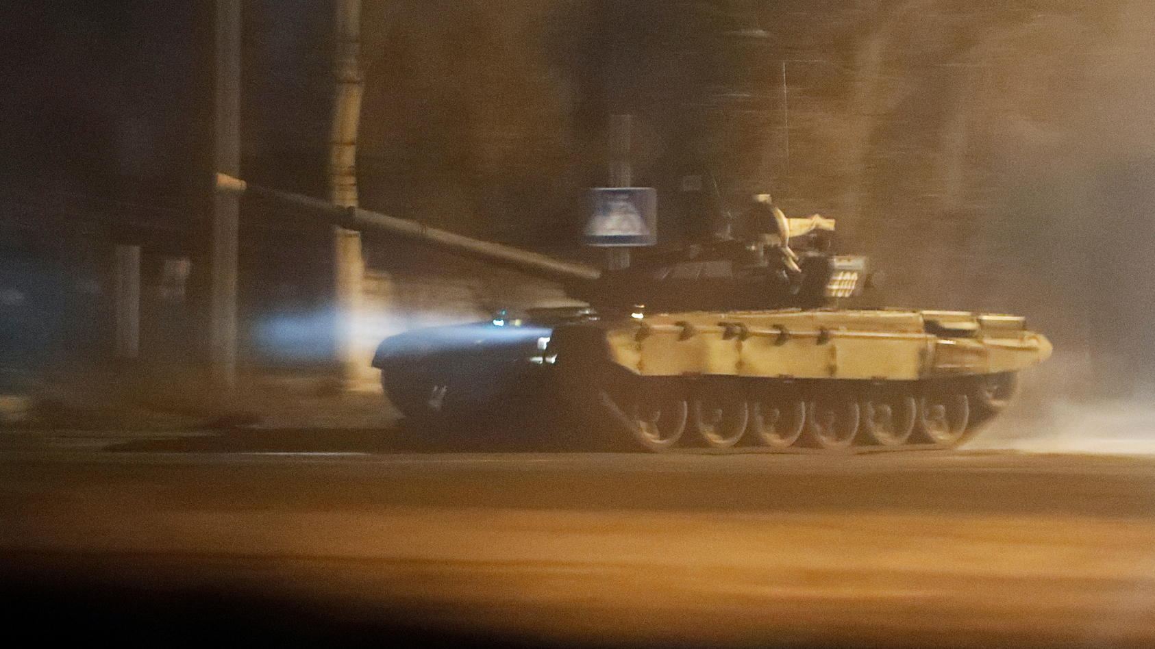 Ein Panzer fährt durch die Straßen von Donezk