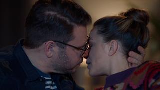 Tuner will Emily küssen - doch es ist nicht so romantisch, wie es ausschaut...