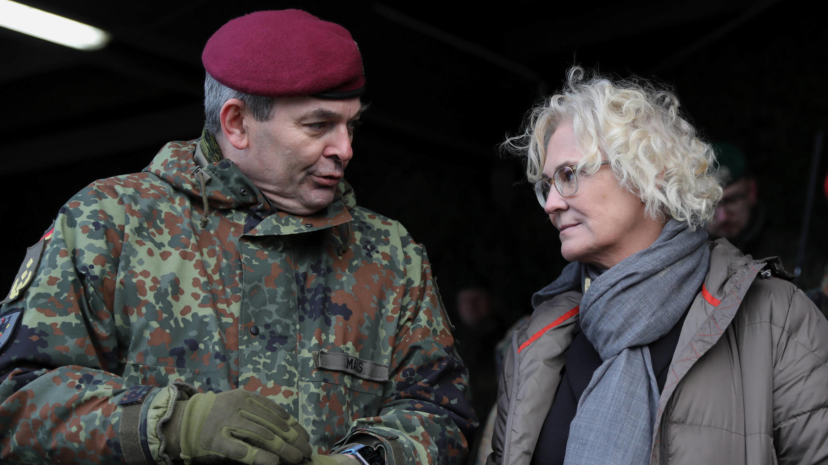 Der Heeres-Inspekteur der Bundeswehr, Alfons Mais im Gespräch mit Bundesverteidigungsministerin Christine Lambrecht.