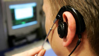 Blick in ein Call-Center der Walter TeleMedien Holding in Ettlingen (Foto vom 30.11.2004). Das Unternehmen gehört zur Walter TeleMedien-Gruppe, einem der Marktführer im Bereich Call- und Communication-Center im deutschsprachigen Raum. Die Gruppe wurde vor 26 Jahren gegründet und betreibt heute 31 Callcenter an 11 Standorten in Deutschland, Österreich und der Schweiz. Foto: Uli Deck dpa/lsw (zu dpa-KORR: "Weihnachtsboom im Callcenter - Freundlichkeit geht über alles" vom 17.12.2004)  +++(c) dpa - Report+++
