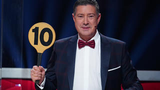 Ein eher seltenes Bild: Joachim Llambi zückt die 10-Punkte-Kelle. Ob wir das in der ersten Show von „Let's Dance“ wohl auch sehen werden?
