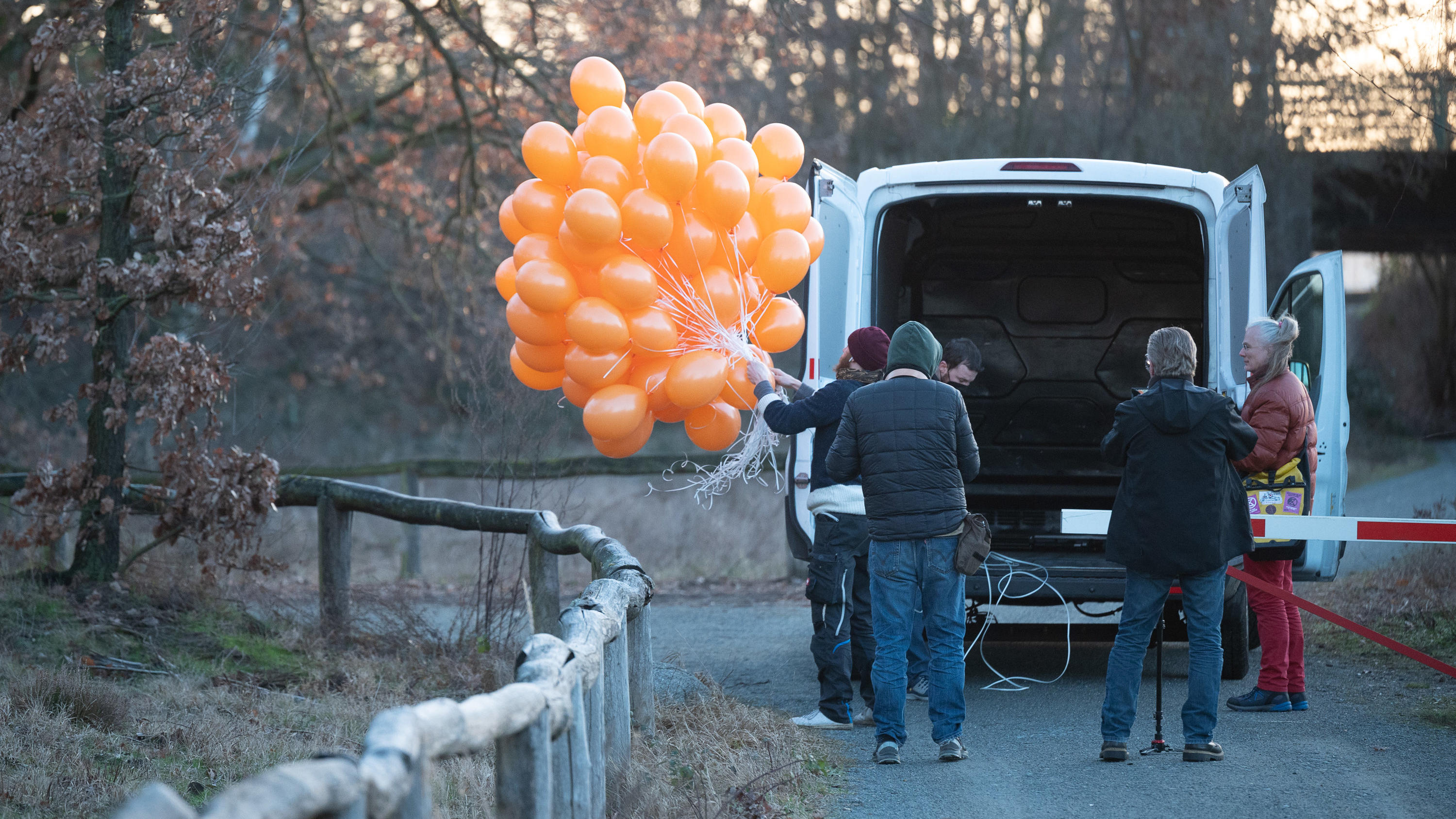 Klimaaktivisten mit Luftballons