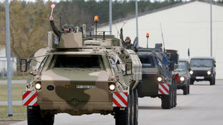 15.02.2022, Mecklenburg-Vorpommern, Torgelow: Eine Fahrzeugkolonne der Bundeswehr startet in der Greifenkaserne in Richtung Polen und Litauen. Die Bundeswehr verlegt über Polen militärische Einheiten für den Nato-Einsatz in Litauen. Foto: Bernd Wüstneck/dpa-Zentralbild/dpa +++ dpa-Bildfunk +++