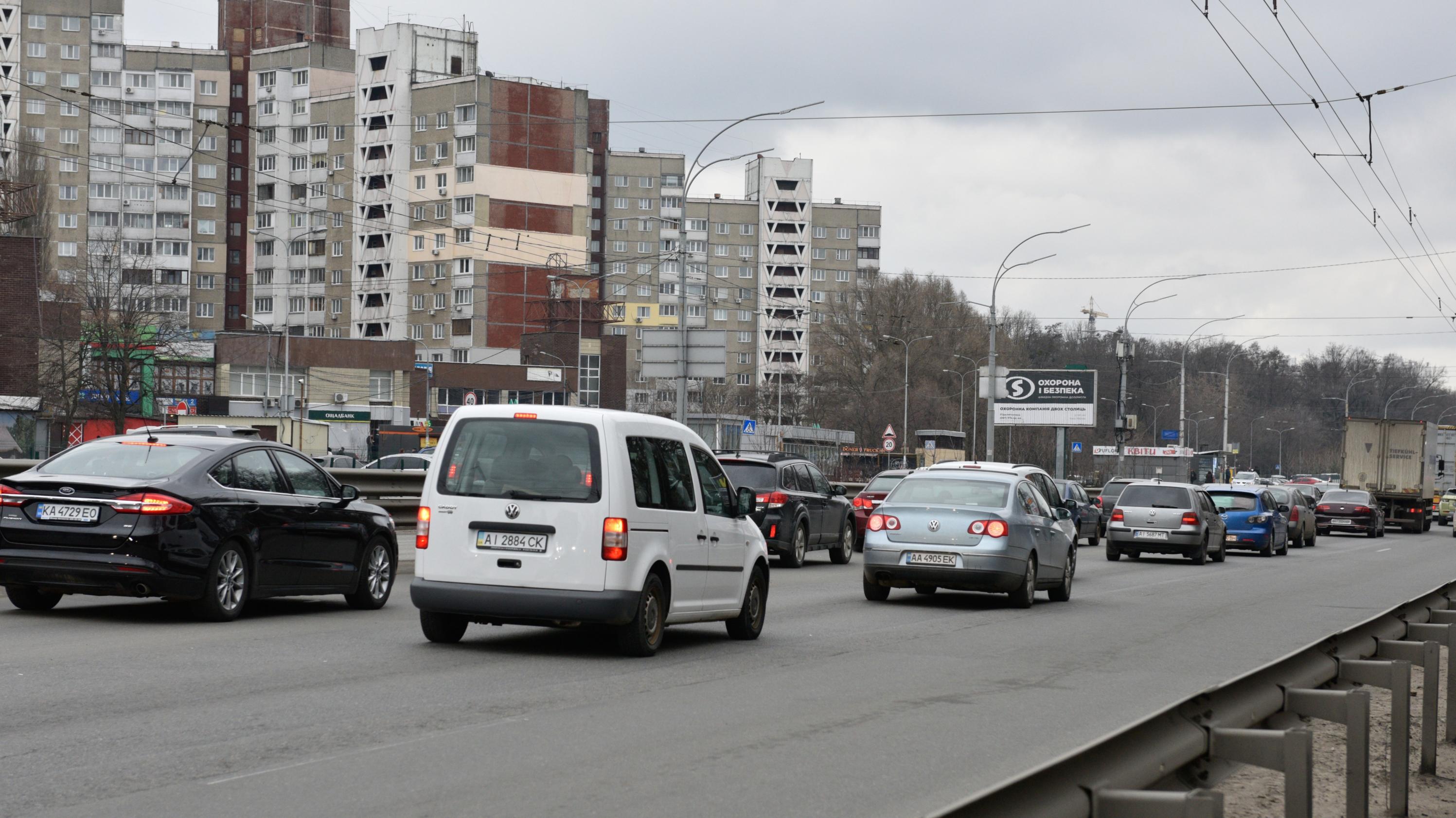 Autos verlassen Kiew. Am Morgen des 24. Februar 2022 hat Wladimir Putin den Angriff auf die Ukraine befohlen.