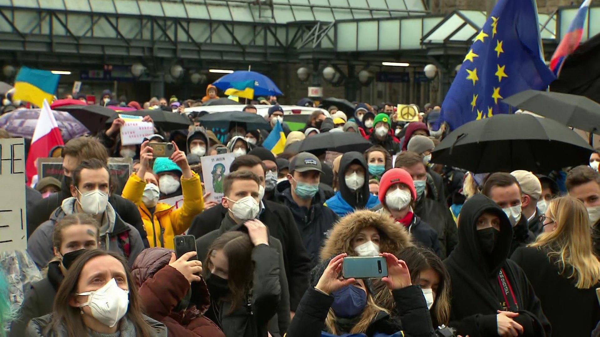 Nach dem russischen Angriff auf die Ukraine gibt es auch in Hamburg heute wieder Proteste.