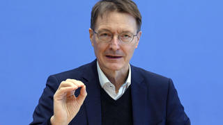  Karl Lauterbach bei der Pressekonferenz zur aktuellen Corona-Lage im Haus der Bundespressekonferenz. Berlin, 25.02.2022 *** Karl Lauterbach at the press conference on the current Corona situation in the House of the Federal Press Conference Berlin, 25 02 2022 Foto:xF.xKernx/xFuturexImage