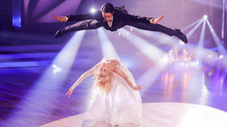 "Let's Dance"-Kandidat René Casselly zeigt in seinem Langsamen Walzer einen spektakulären Sprung über Tanzpartnerin Kathrin Menzinger