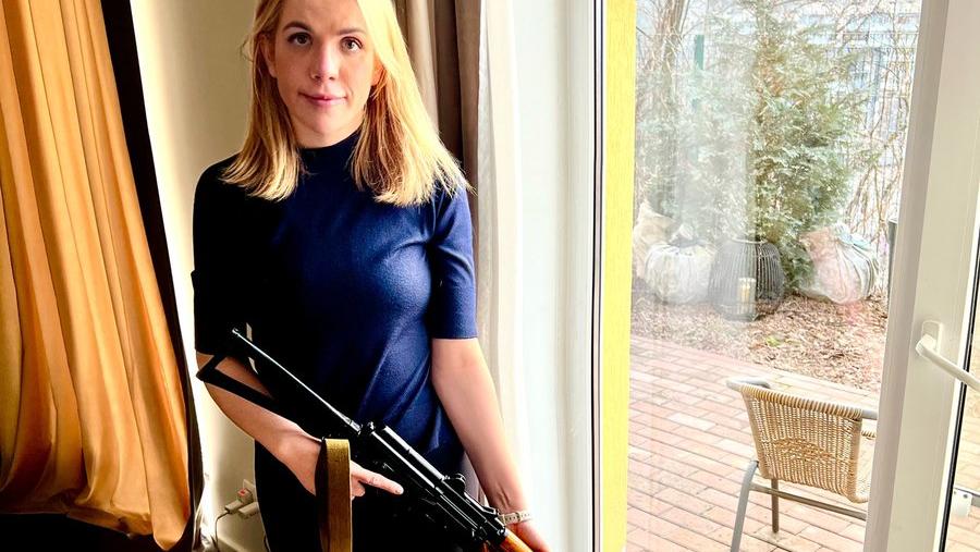 ukrainischen Abgeordnete Kira Rudik mit Maschinengewehr