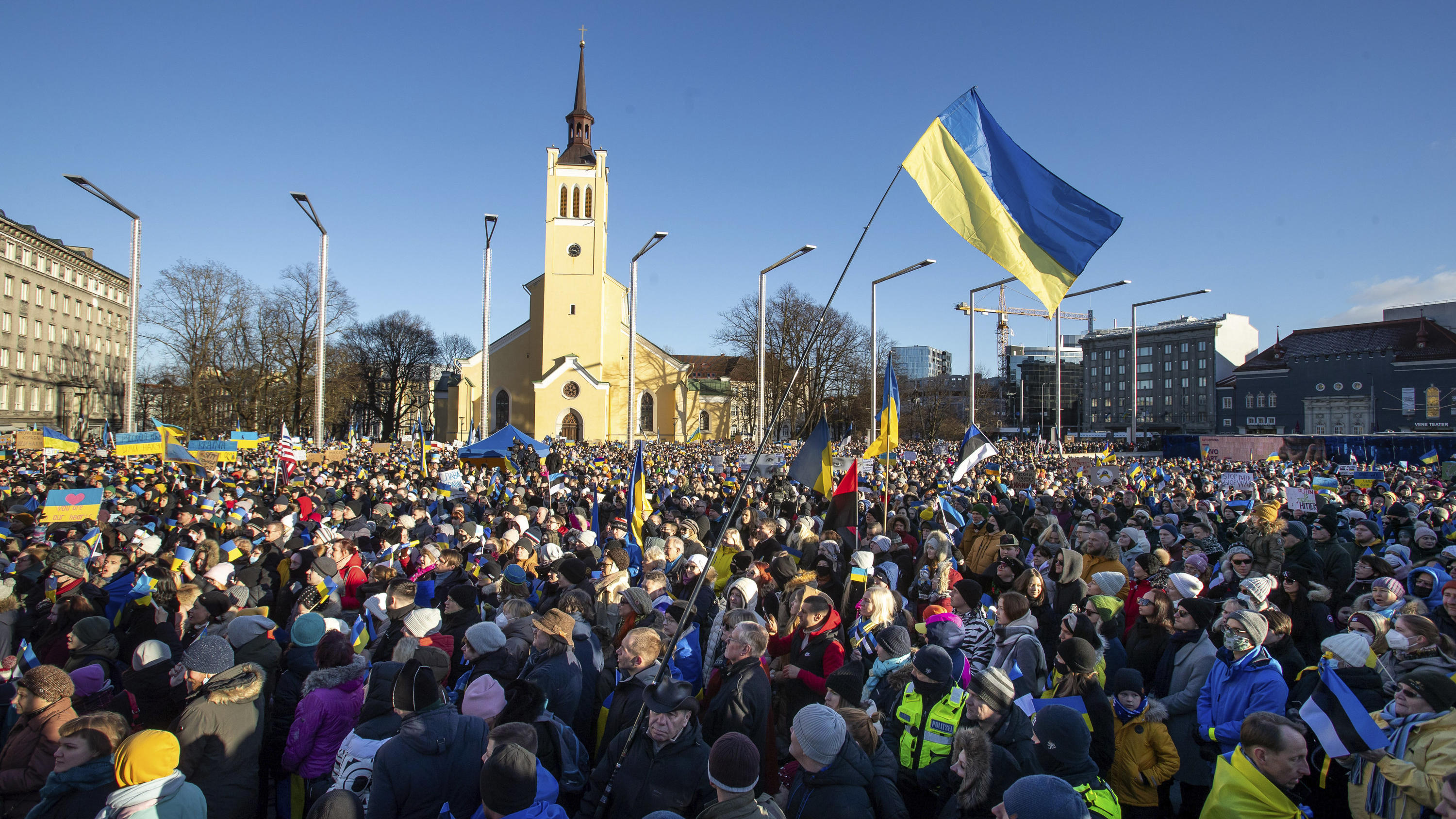 26.02.2022, Estland, Tallinn: Demonstranten versammeln sich mit ukrainischen Fahnen während einer Kundgebung zur Unterstützung der Ukraine gegen die Invasion Russlands. Foto: Raul Mee/AP/dpa +++ dpa-Bildfunk +++