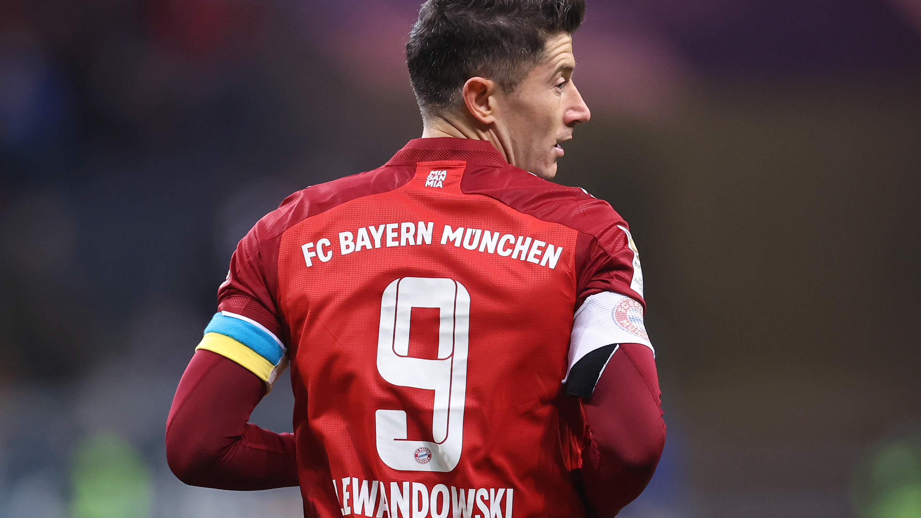 FRANKFURT AM MAIN, GERMANY - FEBRUARY 26: Robert Lewandowski of FC Bayern Muenchen wears and armband in the colours of the Ukraine flag during the Bundesliga match between Eintracht Frankfurt and FC Bayern MÃ¼nchen at Deutsche Bank Park on February 2