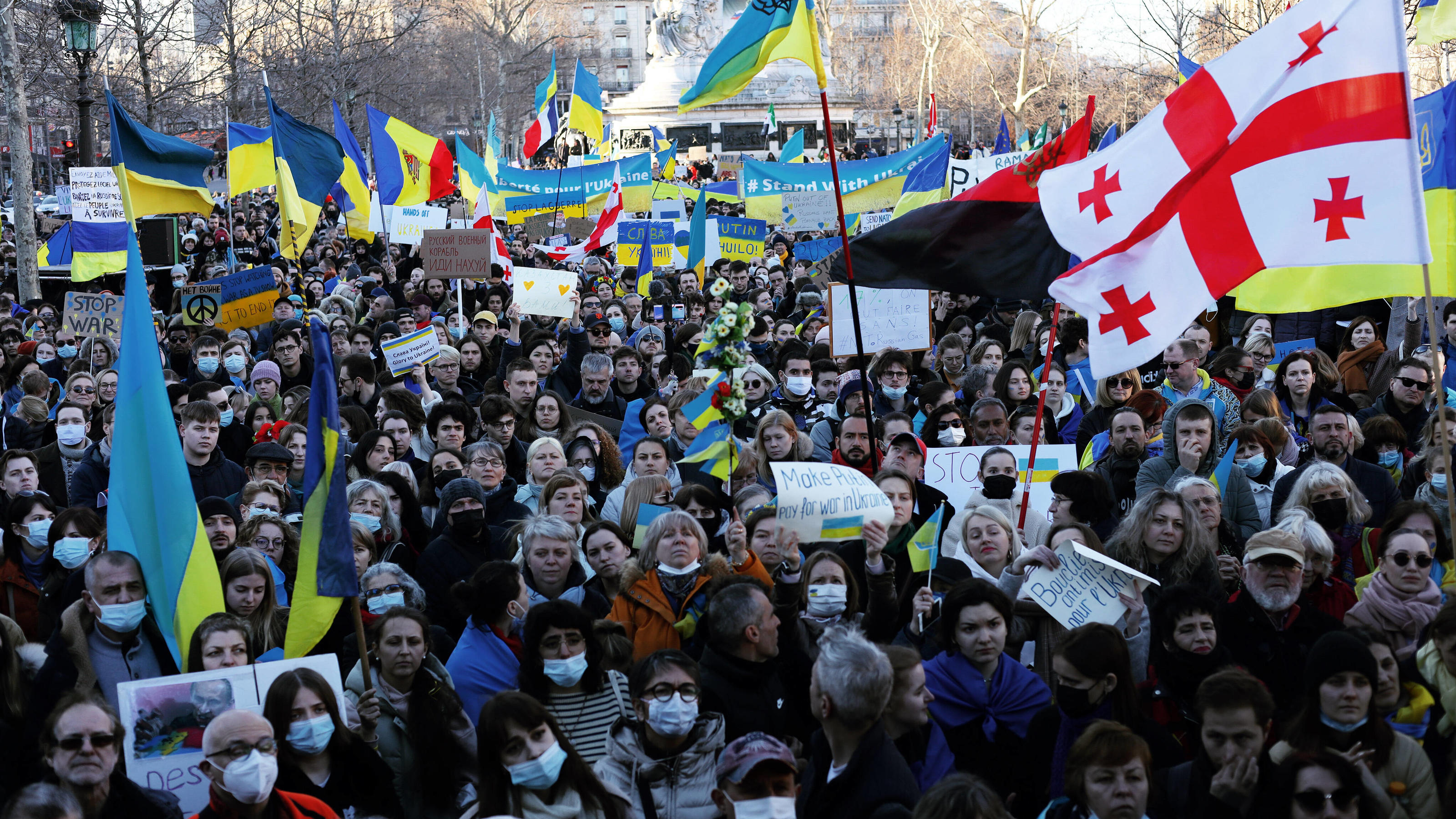 Rally Against War In Ukraine In Paris, France People protesting to support the Ukraine in front of the Republic Palace, in Paris, France, on February 26, 2022. Paris France PUBLICATIONxNOTxINxFRA Copyright: xIbrahimxEzzatx originalFilename: ezzat-not