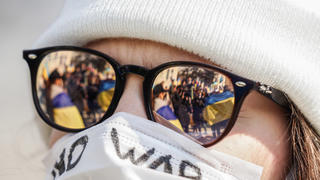 February 26, 2022, Istanbul, Turkey: Reflection of a couple from a woman s sun glasses during the demonstration..Ukrainians gathered to protest against Russia s invasion of Ukraine in Istanbul, Turkey. Explosions and gunfire were reported around Kyiv on the second night of Russia s invasion of Ukraine, which has killed scores and prompted widespread condemnation from US and European leaders. Istanbul Turkey - ZUMAs197 20220226_zaa_s197_061 Copyright: xIbrahimxOnerx 